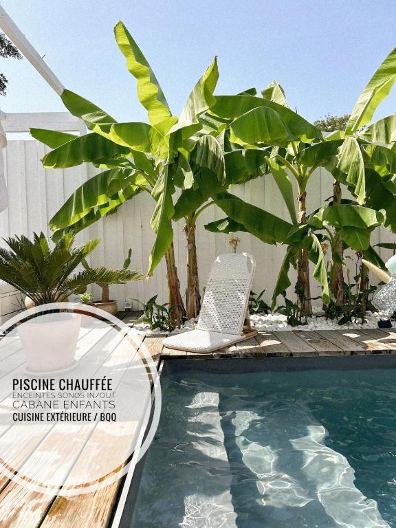 une chaise assise à côté d'une piscine bordée d'arbres dans l'établissement Villa Cinta, piscine chauffée, 5 min de la plage, à Tarnos