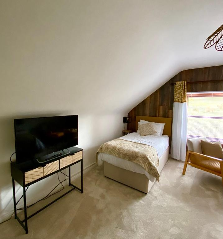 Postel nebo postele na pokoji v ubytování Derrynane Bay House