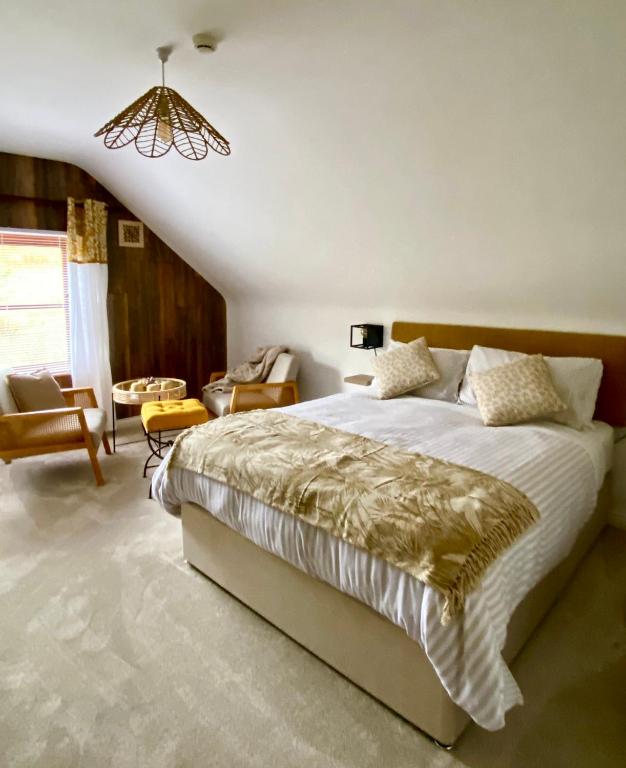 Postel nebo postele na pokoji v ubytování Derrynane Bay House