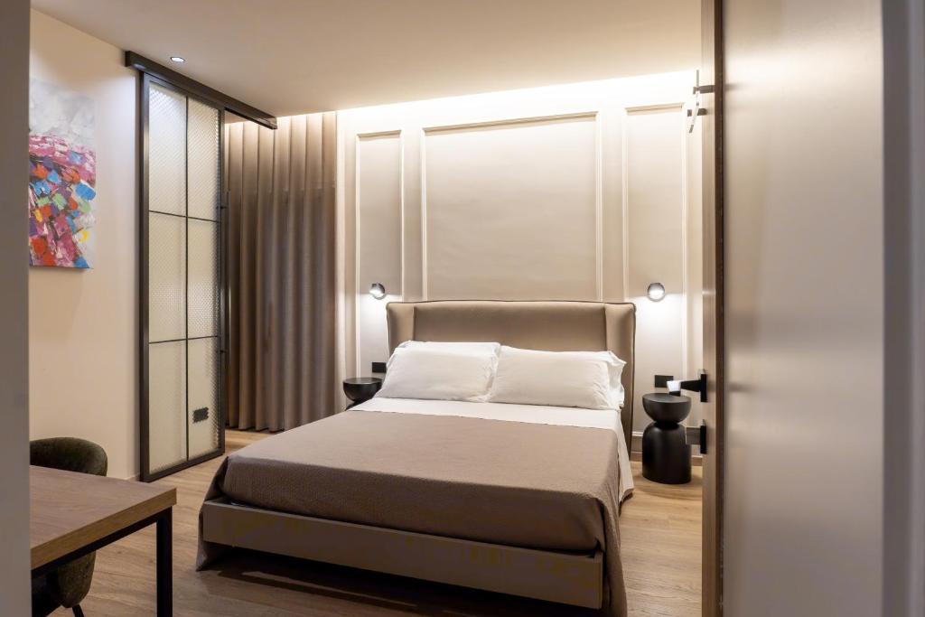 une chambre avec un lit dans une pièce dans l'établissement Le Due Erre Home Boutique, à Agrigente