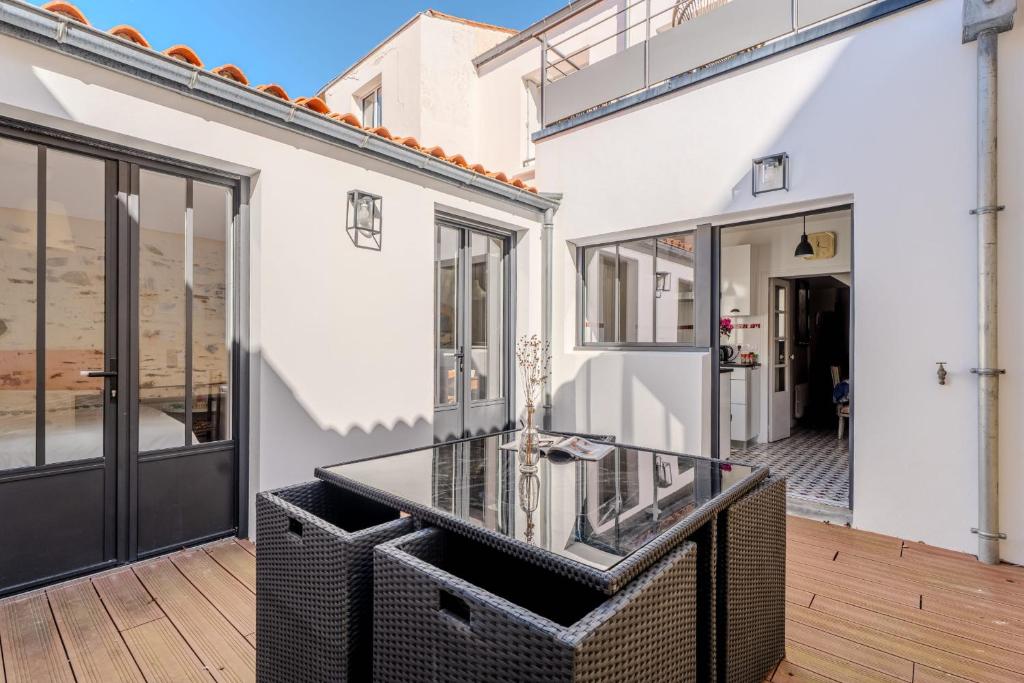 - un balcon avec une table en verre dans une maison dans l'établissement Maison 