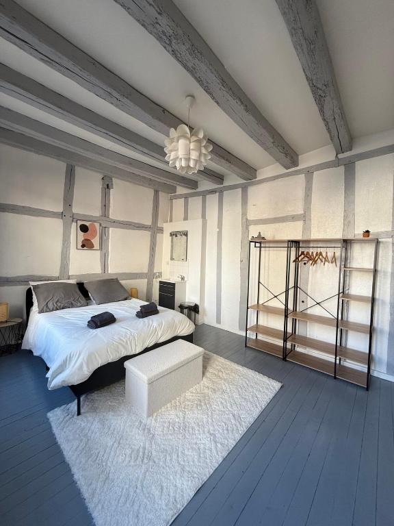 Un dormitorio con una cama grande y una alfombra blanca. en Appartement 6 personnes, en Vierzon