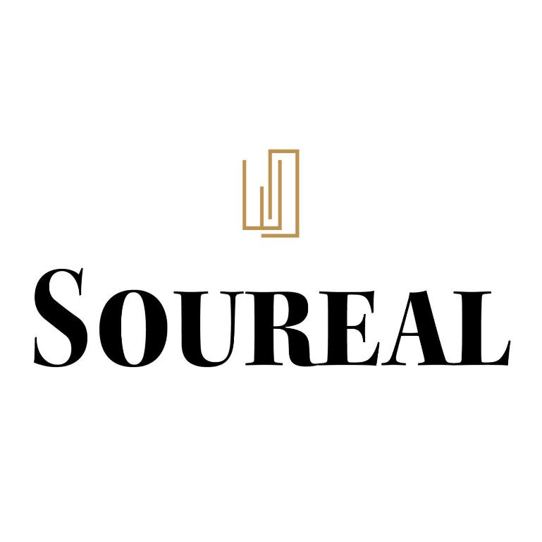 ナフプリオにあるSourealの黒字で「hi search」と書かれた看板