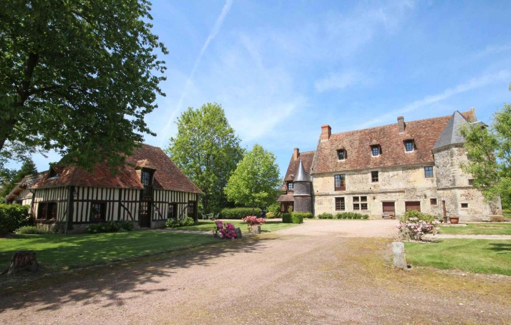 Cette ancienne maison en pierre est dotée d'un toit de chaume. dans l'établissement La Commanderie et son Cottage PISCINE - SAUNA - 12pers, à Le Sap-André