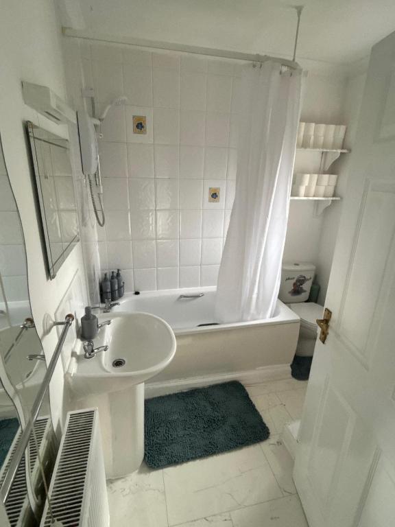 Koupelna v ubytování Beautiful Family-Friends 3 Bedroom Cosy Home Birmingham