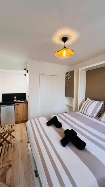 une chambre avec un grand lit avec deux serviettes dessus dans l'établissement La Cachette, à La Grande Motte