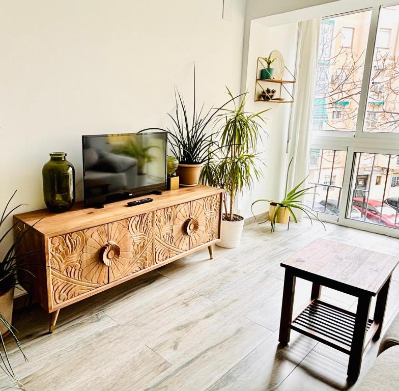 Televízia a/alebo spoločenská miestnosť v ubytovaní Casa Gracia Stylish apartment close to the beach BY NAMASTE ELITE