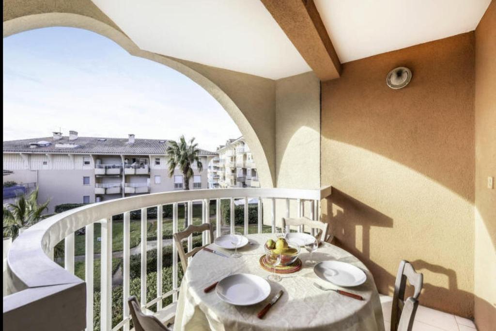 d'un balcon avec une table et une vue sur un bâtiment. dans l'établissement T2 air-conditioned Port Fréjus with parking, à Fréjus