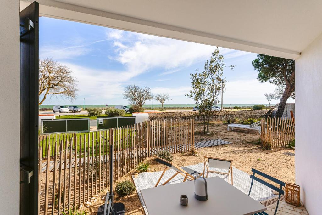 Balkón nebo terasa v ubytování La Dune, appart familial vue mer