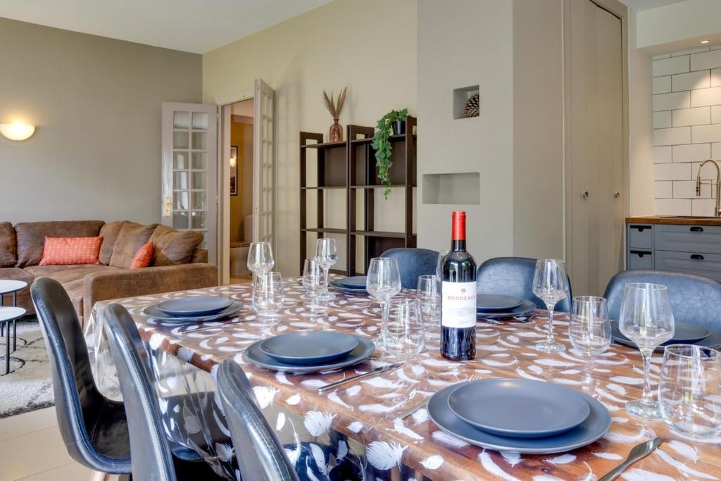 - une table avec des verres et une bouteille de vin dans l'établissement Roches Blanches - Super location & 