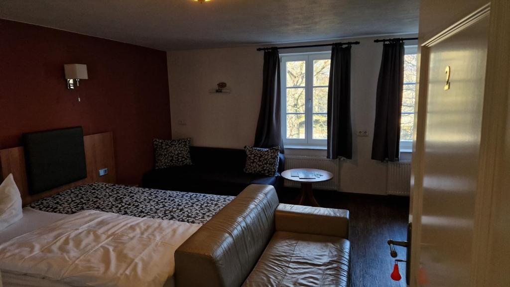 Postel nebo postele na pokoji v ubytování Hotel Garni Demmel & Cie