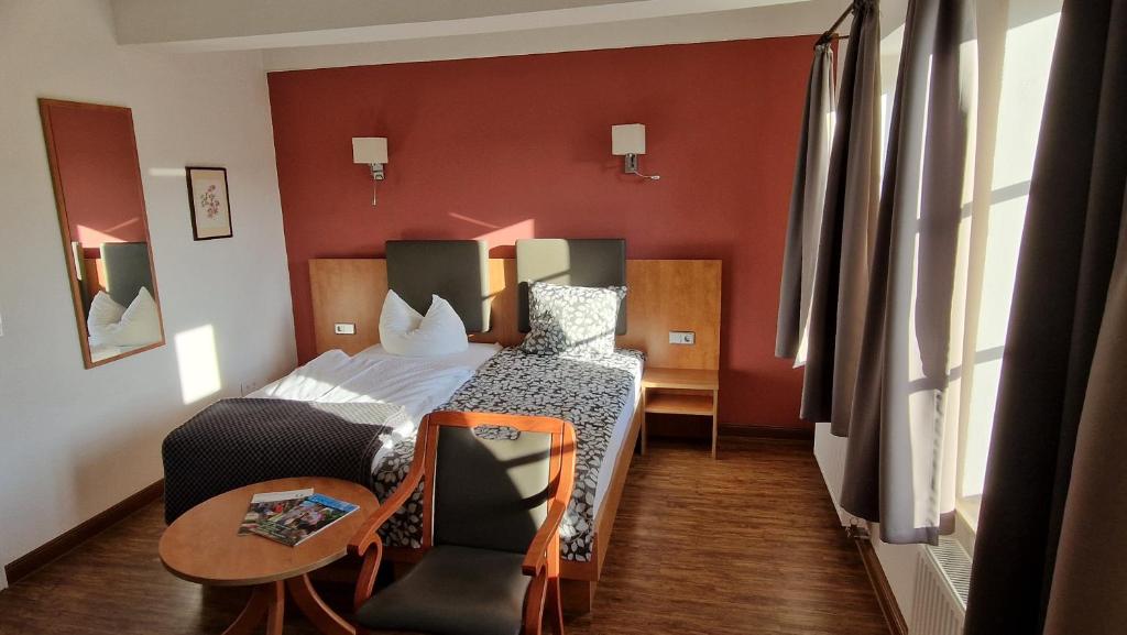 Postel nebo postele na pokoji v ubytování Hotel Garni Demmel & Cie