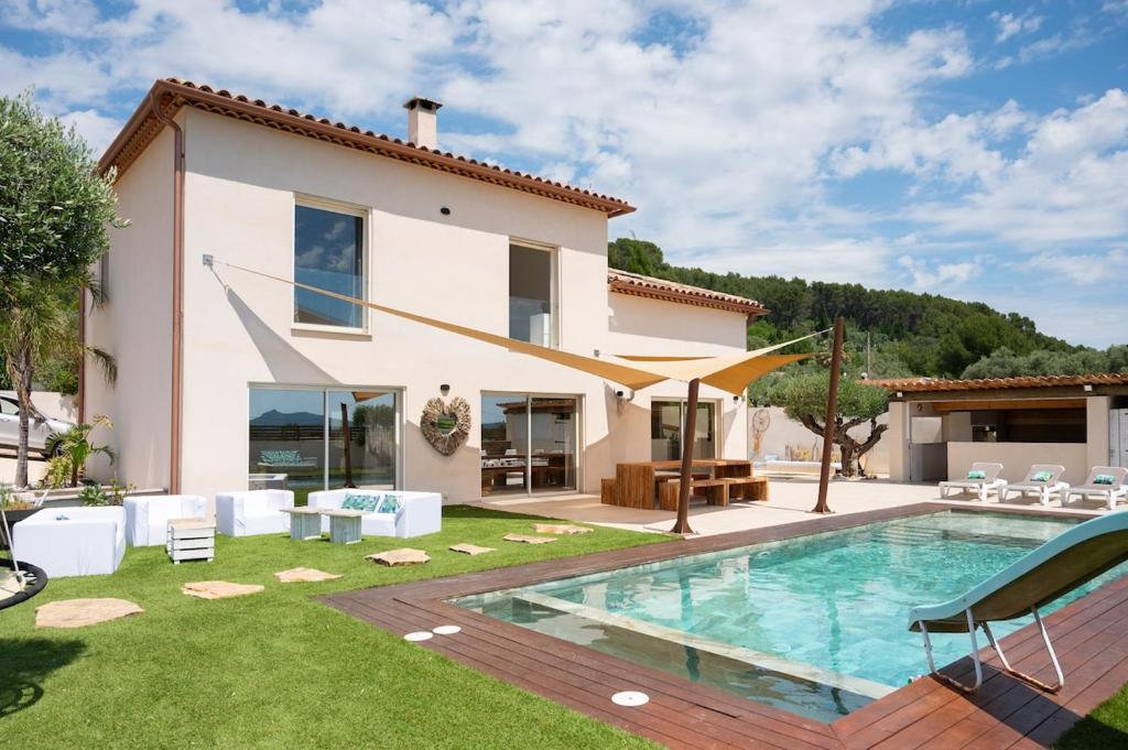 une villa avec piscine et une maison dans l'établissement Villa d'exception avec piscine - Le Mas des Filles, à Solliès-Pont