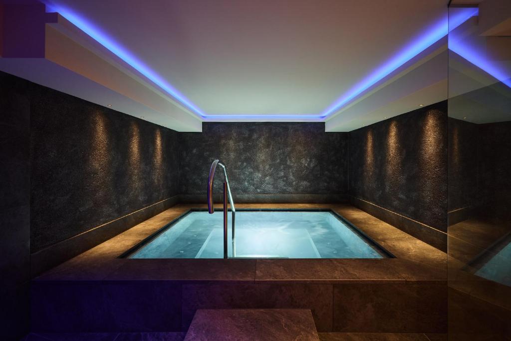 Bazén v ubytování Dolomites Wellness Hotel Savoy nebo v jeho okolí