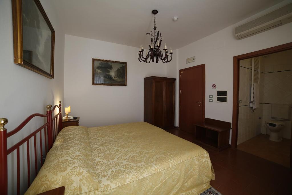Łóżko lub łóżka w pokoju w obiekcie Hotel Luna
