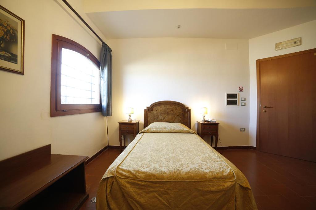 Łóżko lub łóżka w pokoju w obiekcie Hotel Luna