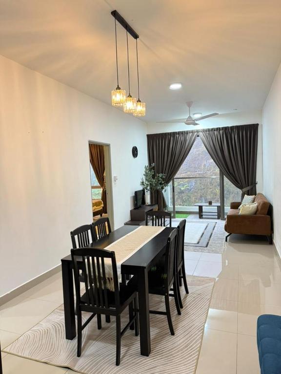 a dining room with a black table and chairs at Shahiqa Homestay Cameron Highland in Brinchang