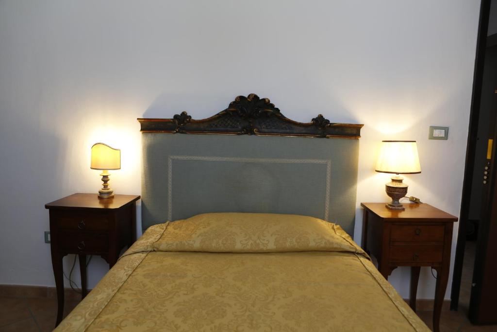 Łóżko lub łóżka w pokoju w obiekcie Hotel Luna