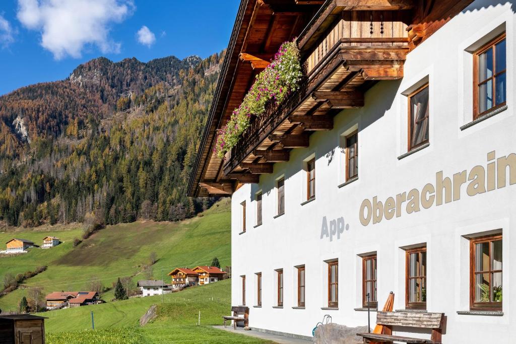 O vedere generală la munți sau o vedere la munte luată de la acest apartament