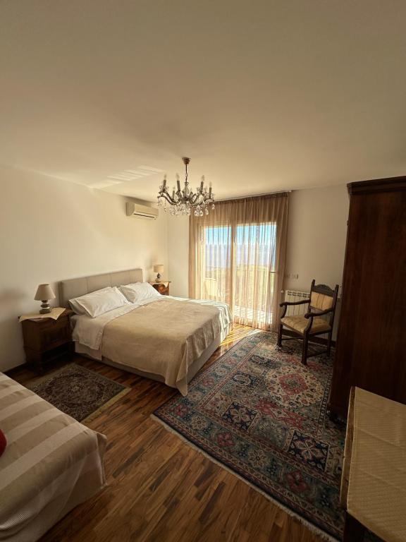 Pokój hotelowy z 2 łóżkami i żyrandolem w obiekcie B&B Martina w Taominie