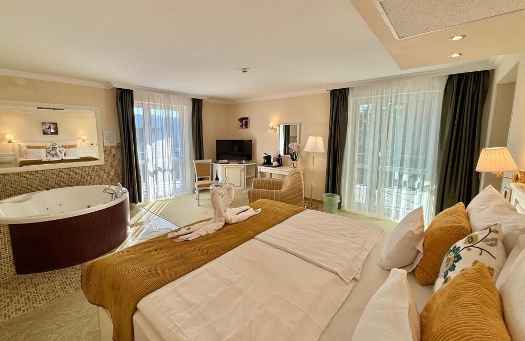 Postel nebo postele na pokoji v ubytování Calimbra Wellness Hotel Superior