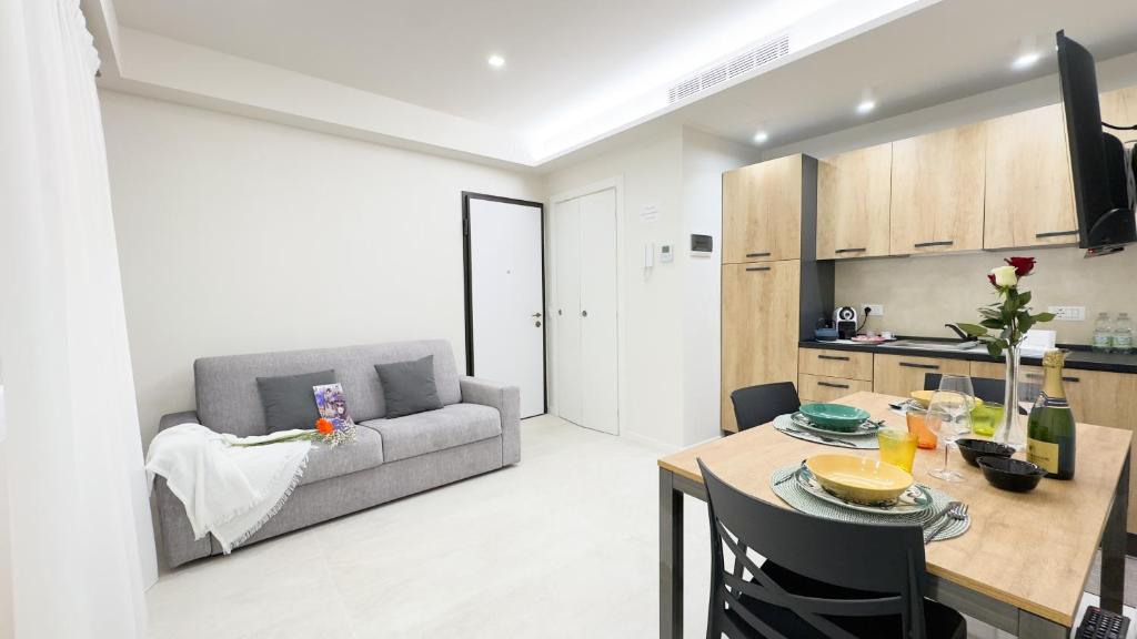 une cuisine et un salon avec une table et un canapé dans l'établissement Casa Serenissima by Ca-Sa Check, à Chioggia