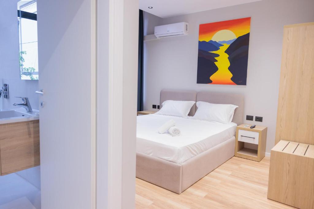 Ένα ή περισσότερα κρεβάτια σε δωμάτιο στο Hotel Bel Ami Tirana 2