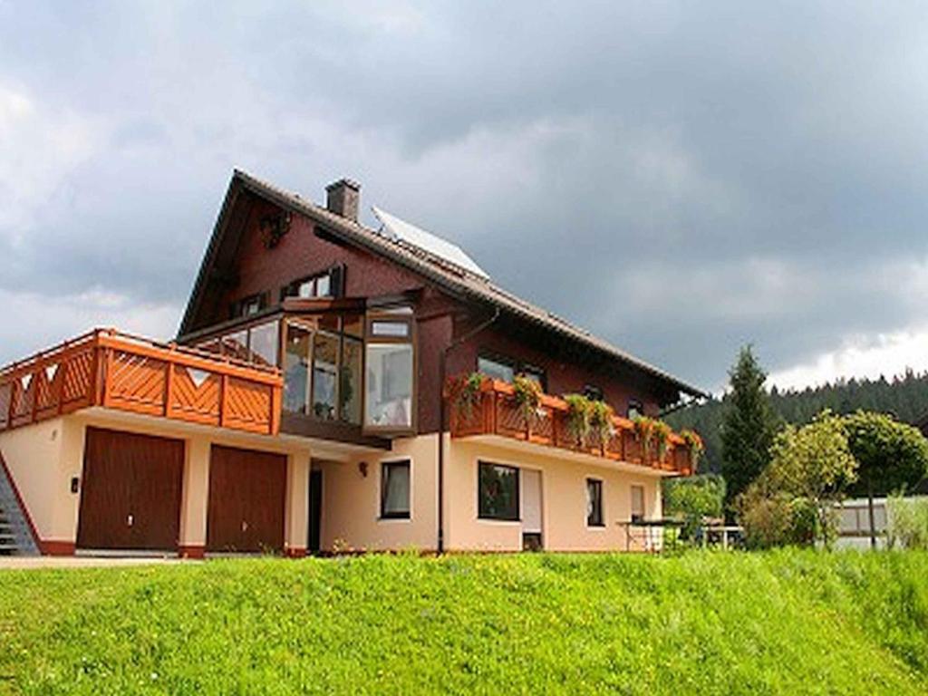 uma casa com uma varanda em cima em Haus Schwarzwald em Furtwangen