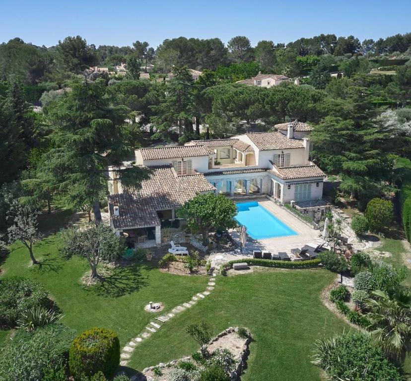 - une vue aérienne sur un grand domaine avec une piscine dans l'établissement Grande Luxueuse villa familiale, à Mouans-Sartoux