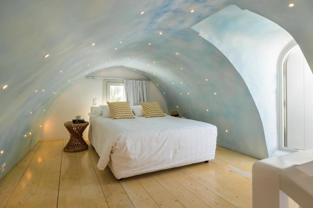 Postel nebo postele na pokoji v ubytování Rocabella Santorini Hotel & Spa