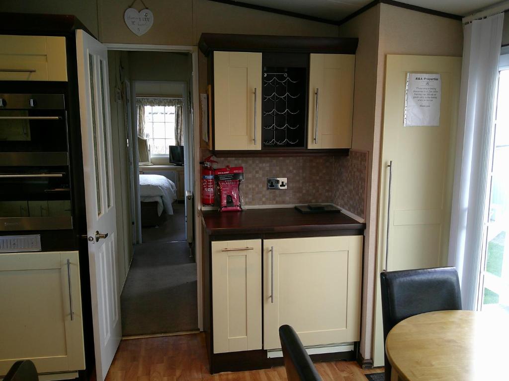 Kuchyň nebo kuchyňský kout v ubytování The Wolds Westwood 6 Berth, Central Heated