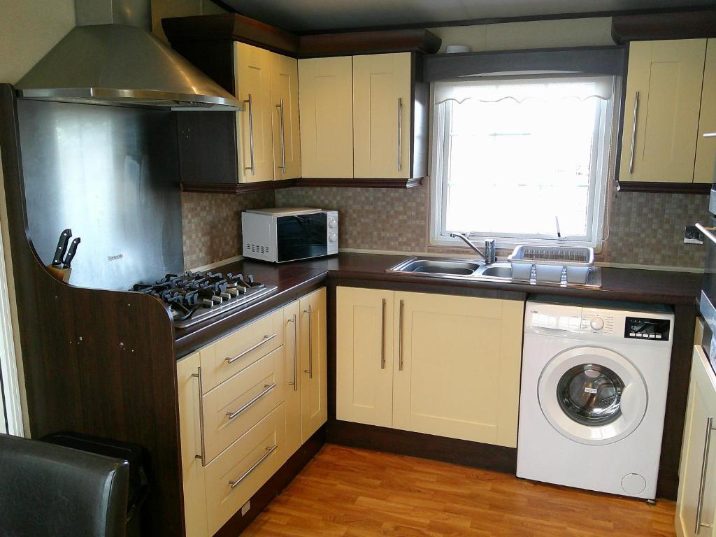 Kuchyň nebo kuchyňský kout v ubytování The Wolds Westwood 6 Berth, Central Heated