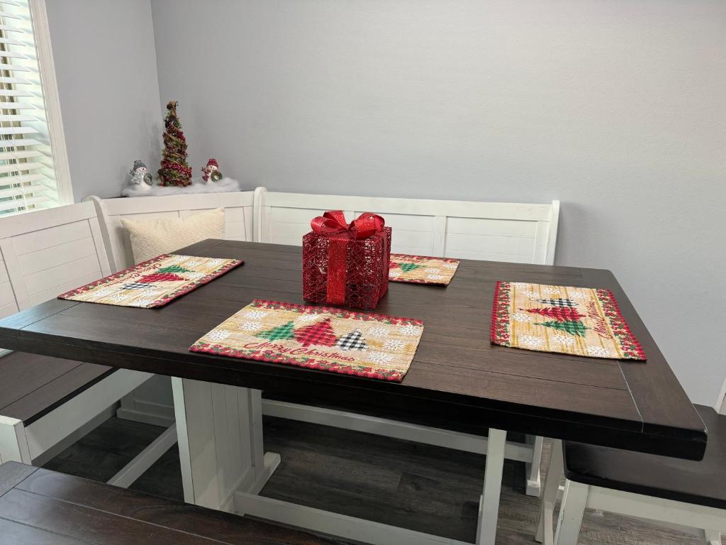 un tavolo con un regalo di Natale sopra di Jenni's House a Branson West