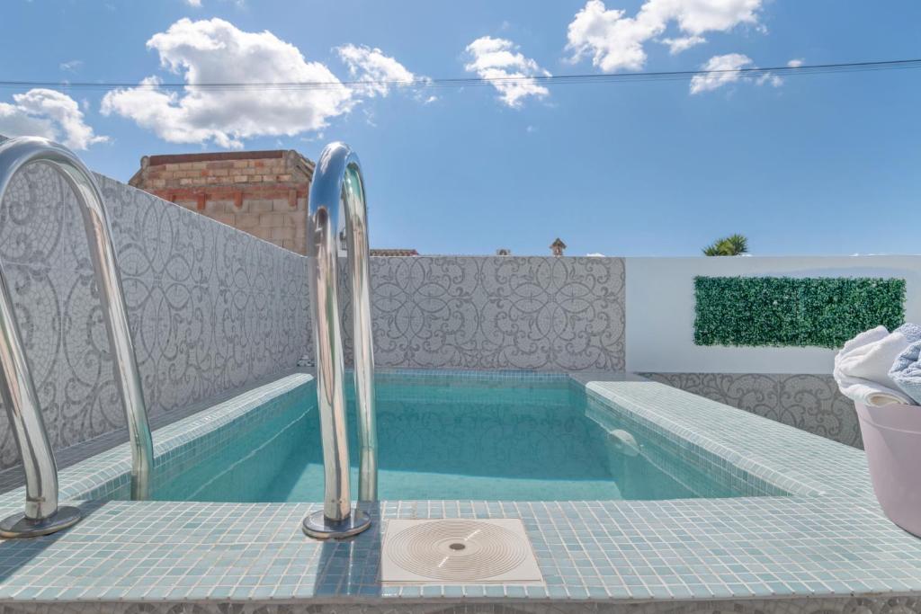 a swimming pool with a plunge pool at Casa Rocio in Hozanejos