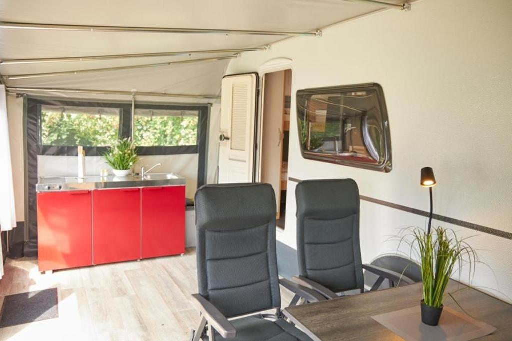 Camping und Ferienpark Humboldtsee - Volledig Ingerichte Huurcaravan