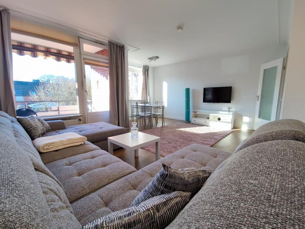 TV a/nebo společenská místnost v ubytování 3-room apartment with 4 beds near Hamburg