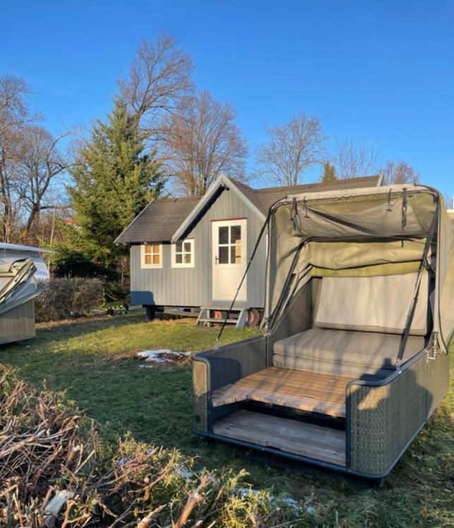 Camping und Ferienpark Humboldtsee - Houten Hut Met Slapende Strandstoel