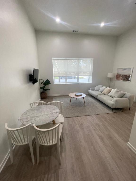 Posezení v ubytování Shared Modern apartment close to Downtown Chicago