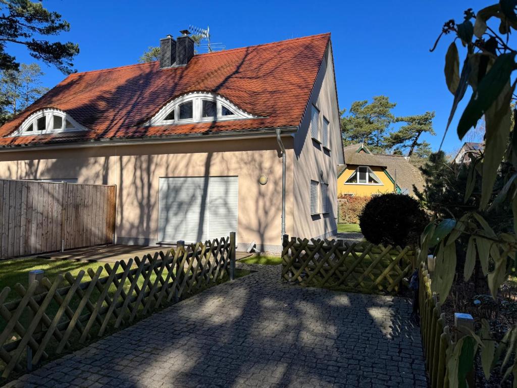 オストゼーバート・ディアーハーゲンにあるFerienhäuser Dpppelhaushälfte, Am Badesteig 4cの赤い屋根の白い家