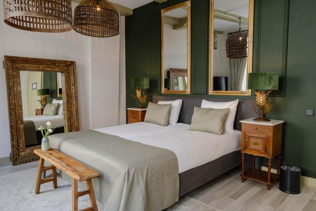 Een bed of bedden in een kamer bij Grand Boutique Hotel-Restaurant Huis Vermeer