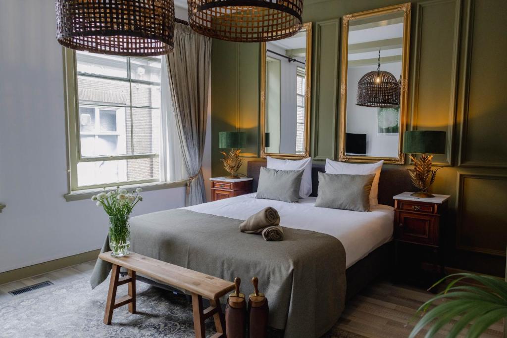 Een bed of bedden in een kamer bij Grand Boutique Hotel-Restaurant Huis Vermeer