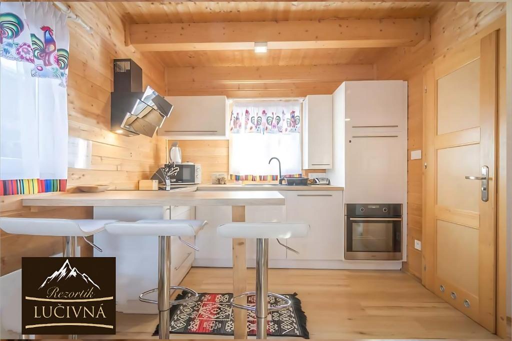 Kuchyň nebo kuchyňský kout v ubytování Rezortík Lučivná pre rodiny s deťmi, 300m od vleku, Vysoké Tatry
