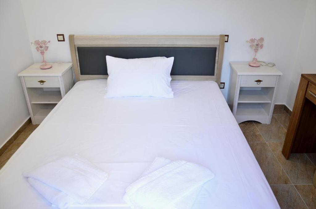 A bed or beds in a room at Nicolas House 2