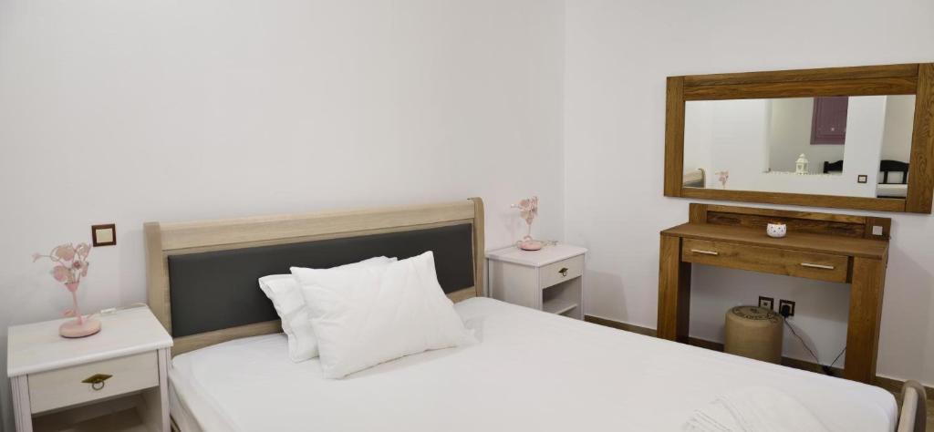 A bed or beds in a room at Nicolas House 2