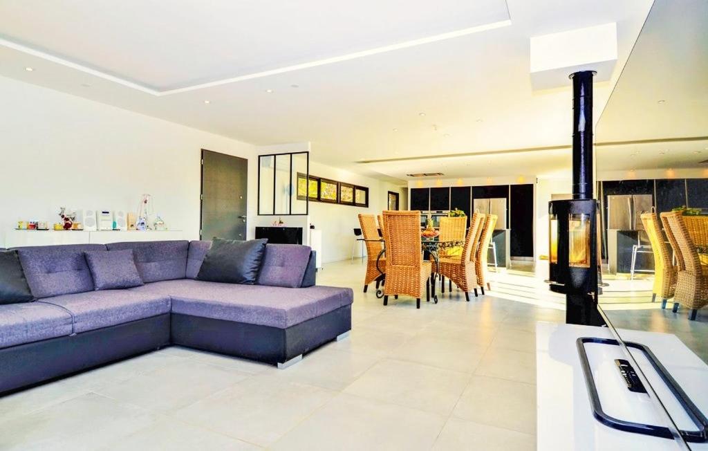 un salon avec un canapé violet et une table dans l'établissement Spirit of Provence, à Carsan