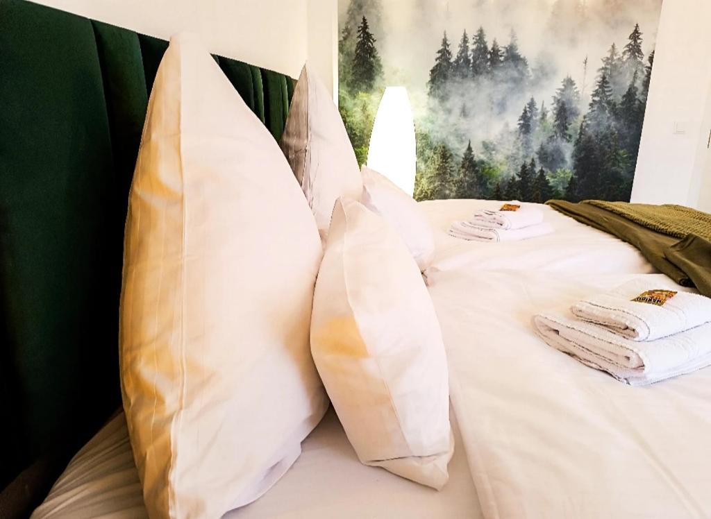 a bed with white pillows and towels on it at SA Exklusives Stadtapartment mit 3 SZ in Warburg