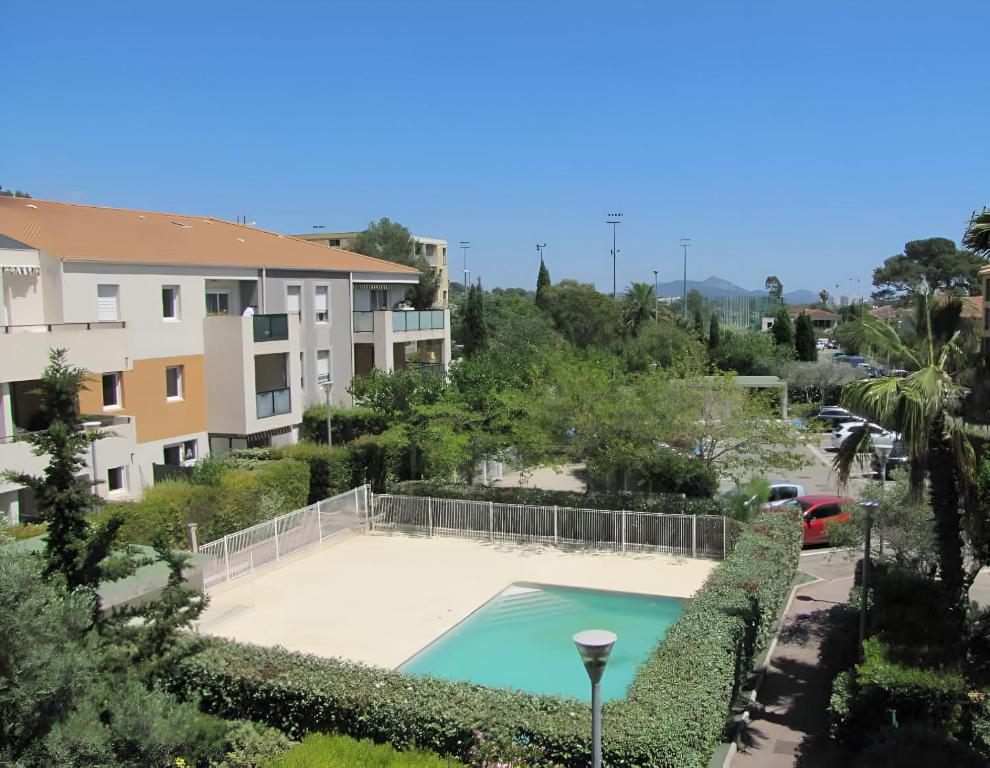 vista sulla piscina dall'appartamento di Les Vergers - Calme, Piscine, Parking & Terrasse a La Valette-du-Var