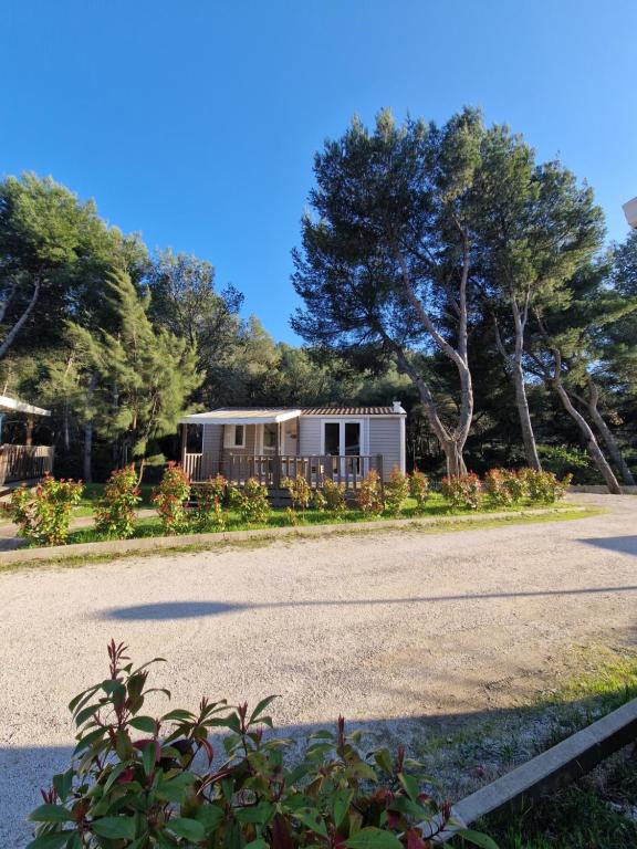 une maison est assise sur le côté d'une route dans l'établissement Camping Aux Portes De Cassis, à La Bédoule