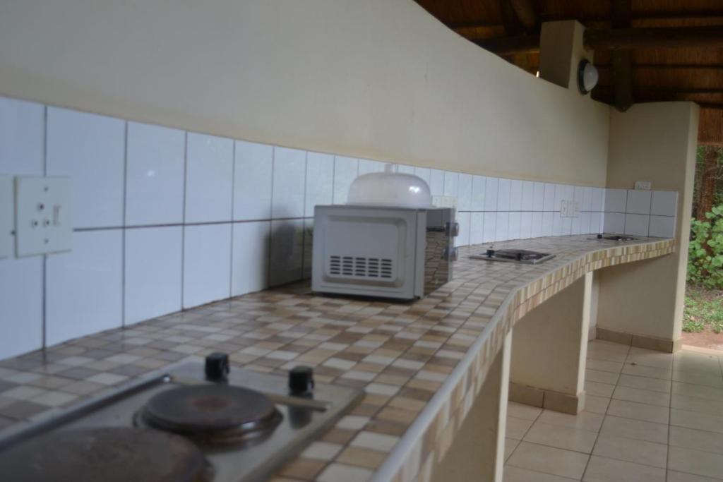 Kuchyň nebo kuchyňský kout v ubytování Yebo Safari Tents-Stay Inside Kruger