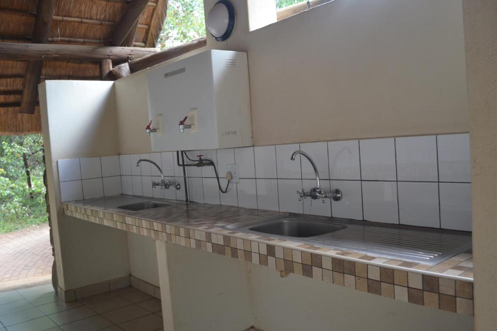 Kuchyň nebo kuchyňský kout v ubytování Yebo Safari Tents-Stay Inside Kruger